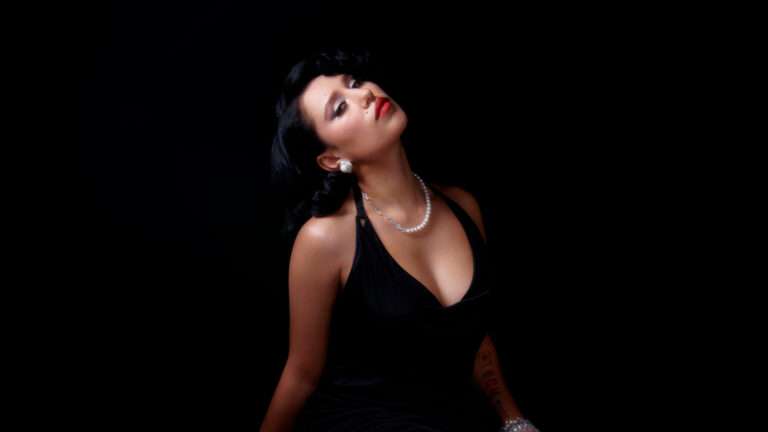 Cantante y compositora británica "RAYE"